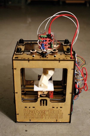 Prvotni Makerbot Replcator, ki je doslej najbolj pritegnil pozornost javnosti in medijev. 